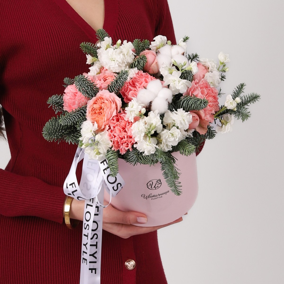 zimnyaya kompoziciya s pionovidnoj rozoj i goluboj elyu 4